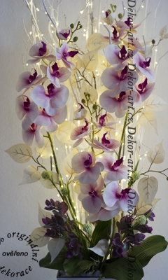 Rozsvietená LED dekorácie s orchideami napájaná zo zásuvky