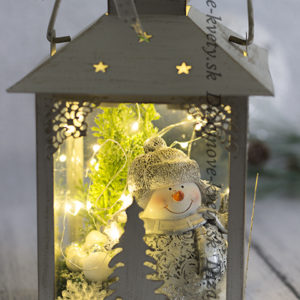 Dekoračná lampa s vianočným dizajnom.